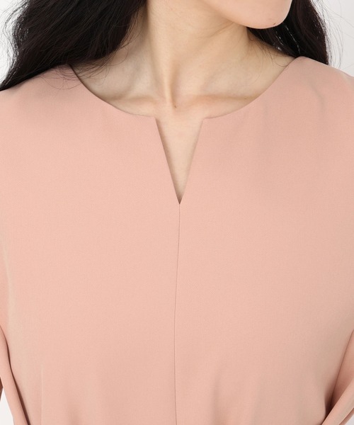 STRAWBERRY-FIELDS（ストロベリーフィールズ）の「キーネックワンピース（ワンピース・レディース・ライトベージュ/ネイビー/サーモンピンク・2）」の8枚目の写真