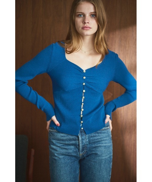 Estella.K(エステラケー)の「Lydia Knit Top ハートネックリブニットプルオーバー(ニット/セーター・レディース・ブルー/ブラック/レッド/ベージュ・FREE)」の3枚目の写真
