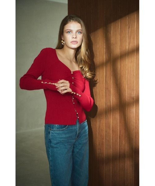 Estella.K(エステラケー)の「Lydia Knit Top ハートネックリブニットプルオーバー(ニット/セーター・レディース・ブルー/ブラック/レッド/ベージュ・FREE)」の7枚目の写真
