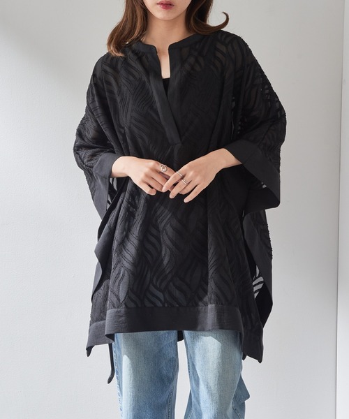 MAISON BREEZE（メゾンブリーズ）の「【MAISON BREEZE】シアージャガードスクエアポンチョ trc（その他トップス・レディース・ブラック/ホワイト・FREE）」の2枚目の写真