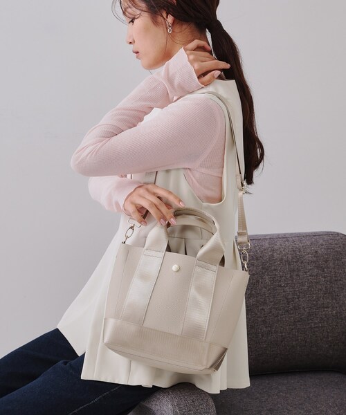 OPAQUE.CLIP（オペークドットクリップ）の「【2WAY】シュリンク合皮コンビミドルショルダーバッグ（ショルダーバッグ・レディース・オフホワイト/ブラック/ベージュ・00）」の3枚目の写真