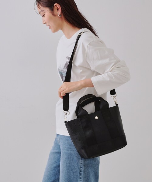 OPAQUE.CLIP（オペークドットクリップ）の「【2WAY】シュリンク合皮コンビミドルショルダーバッグ（ショルダーバッグ・レディース・オフホワイト/ブラック/ベージュ・00）」の6枚目の写真