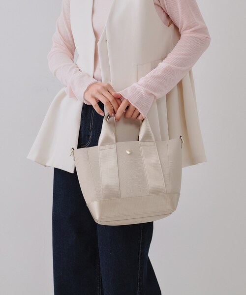 OPAQUE.CLIP（オペークドットクリップ）の「【2WAY】シュリンク合皮コンビミドルショルダーバッグ（ショルダーバッグ・レディース・オフホワイト/ブラック/ベージュ・00）」の9枚目の写真