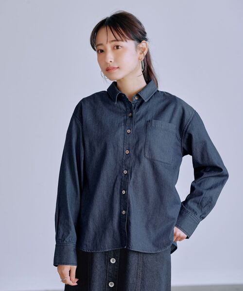 COHINA(コヒナ)の「バックタックデニムシャツ 【低身長・小柄女性】(シャツ/ブラウス・レディース・ブルー/ネイビー・ONE SIZE)」の4枚目の写真