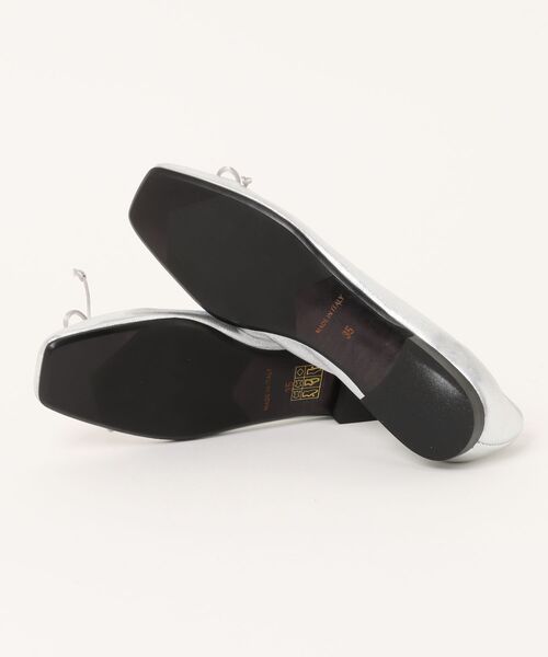 inter-chaussures（インターショシュール）の「【INTER-CHAUSSURES】リボン付きスクエアフラットパンプス(I51508)（パンプス・レディース・シルバー/ブラック/アイボリー/ゴールド・35/36/37/38/39）」の6枚目の写真