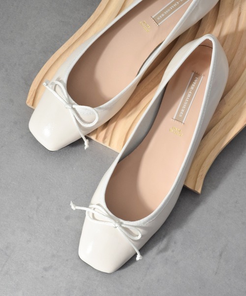 inter-chaussures（インターショシュール）の「【INTER-CHAUSSURES】リボン付きスクエアフラットパンプス(I51508)（パンプス・レディース・シルバー/ブラック/アイボリー/ゴールド・35/36/37/38/39）」の2枚目の写真