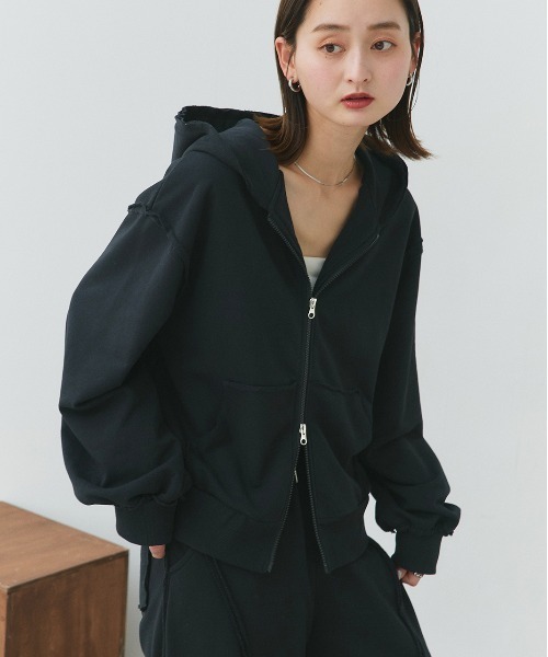 ad thie(アドティエ)の「アウトシーム ダブルジップパーカー(パーカー・レディース・チャコール/ブラック/アイボリー・FREE)」の2枚目の写真