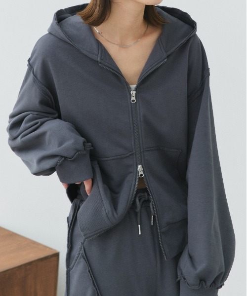 ad thie(アドティエ)の「アウトシーム ダブルジップパーカー(パーカー・レディース・チャコール/ブラック/アイボリー・FREE)」の4枚目の写真