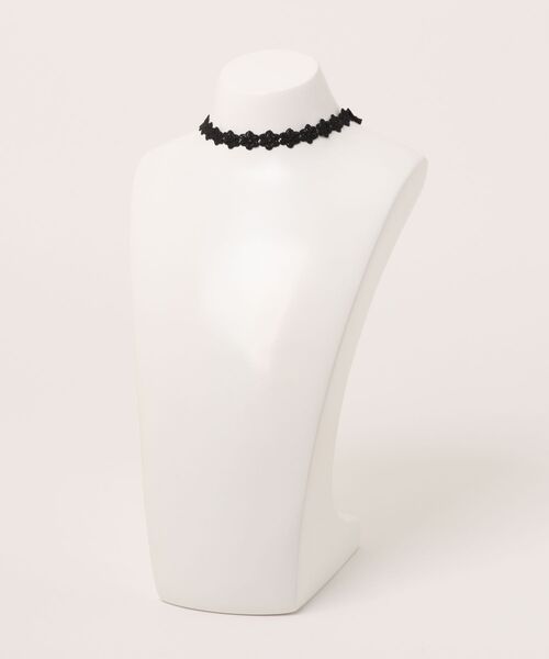 FOREVER 21（フォーエバー トゥエンティーワン）の「フラワーレースチョーカー（チョーカー・レディース・ブラック・FREE）」の4枚目の写真