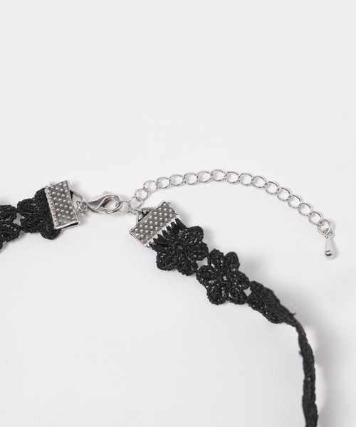 FOREVER 21（フォーエバー トゥエンティーワン）の「フラワーレースチョーカー（チョーカー・レディース・ブラック・FREE）」の2枚目の写真
