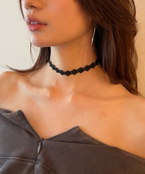 FOREVER 21（フォーエバー トゥエンティーワン）の「フラワーレースチョーカー（チョーカー・レディース・ブラック・FREE）」の5枚目の写真