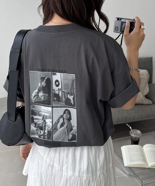 DISCOAT(ディスコート)の「【WEB限定】モノクロフォトバックプリントTシャツ(Tシャツ/カットソー・レディース・チャコールグレー/アイボリー/ホワイト・MEDIUM)」の3枚目の写真