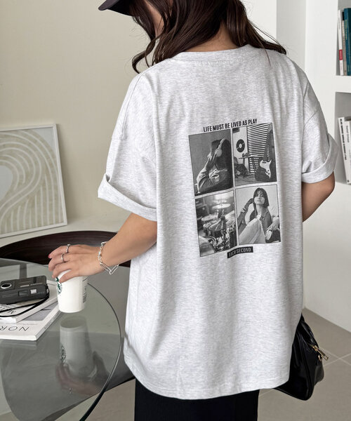 DISCOAT(ディスコート)の「【WEB限定】モノクロフォトバックプリントTシャツ(Tシャツ/カットソー・レディース・チャコールグレー/アイボリー/ホワイト・MEDIUM)」の2枚目の写真