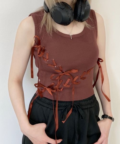 lilful(リルフル)の「レースアップ ランダムリボンデザイン ショート丈タンクトップ(タンクトップ・レディース・ホワイト/ブラック/ブラウン・F)」の2枚目の写真