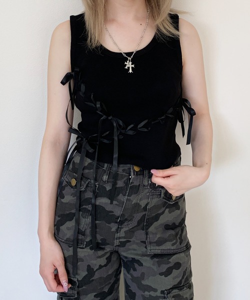 lilful(リルフル)の「レースアップ ランダムリボンデザイン ショート丈タンクトップ(タンクトップ・レディース・ホワイト/ブラック/ブラウン・F)」の1枚目の写真