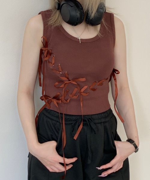 lilful(リルフル)の「レースアップ ランダムリボンデザイン ショート丈タンクトップ(タンクトップ・レディース・ホワイト/ブラック/ブラウン・F)」の7枚目の写真