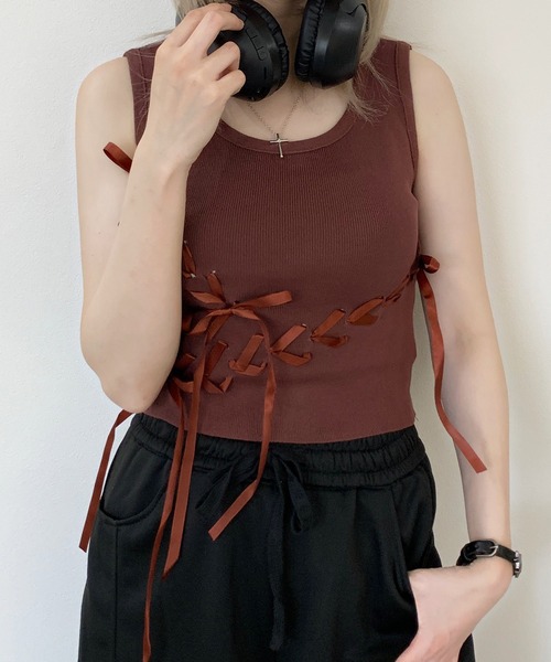 lilful(リルフル)の「レースアップ ランダムリボンデザイン ショート丈タンクトップ(タンクトップ・レディース・ホワイト/ブラック/ブラウン・F)」の8枚目の写真