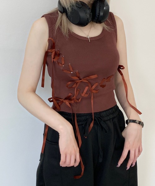 lilful(リルフル)の「レースアップ ランダムリボンデザイン ショート丈タンクトップ(タンクトップ・レディース・ホワイト/ブラック/ブラウン・F)」の10枚目の写真