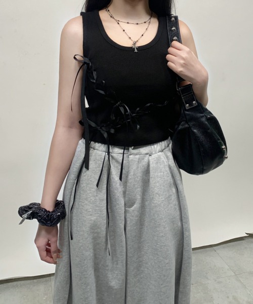 lilful(リルフル)の「レースアップ ランダムリボンデザイン ショート丈タンクトップ(タンクトップ・レディース・ホワイト/ブラック/ブラウン・F)」の11枚目の写真