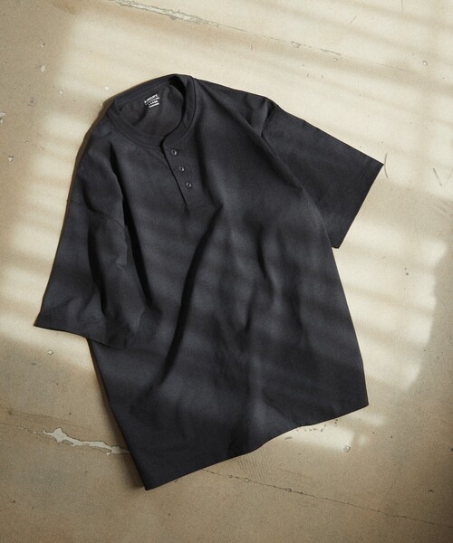 FREAK'S STORE（フリークスストア）の「FREAK’S STORE/フリークスストア AIRDRY 7.7オンス ビックシルエット ヘンリーネックTシャツ/エアドライ ポリエステル Tシャツ/吸水速乾/遮熱性/UVカット（Tシャツ/カットソー・メンズ・ホワイト/ブラック/チャコールグレー/オリーブ/ミント/サックスブルー・SMALL/MEDIUM/LARGE）」の17枚目の写真
