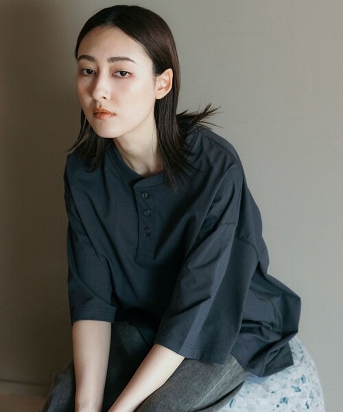 FREAK'S STORE（フリークスストア）の「FREAK’S STORE/フリークスストア AIRDRY 7.7オンス ビックシルエット ヘンリーネックTシャツ/エアドライ ポリエステル Tシャツ/吸水速乾/遮熱性/UVカット（Tシャツ/カットソー・メンズ・ホワイト/ブラック/チャコールグレー/オリーブ/ミント/サックスブルー・SMALL/MEDIUM/LARGE）」の3枚目の写真