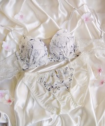 Sanei(TGC)́yFeminine Stylezi`ȃ{^jJ×e݌vIVvȂ̂ɉ؂₩ȃfUCɁ(u&V[c)