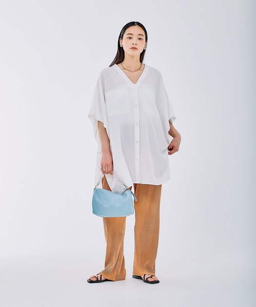 LEPSIM(レプシィム)の「VネックBIGシャツチュニックSS2 2497045(チュニック・レディース・チャコールグレー/オフホワイト/ミント/ライトパープル/グレイッシュベージュ・FREE)」の6枚目の写真