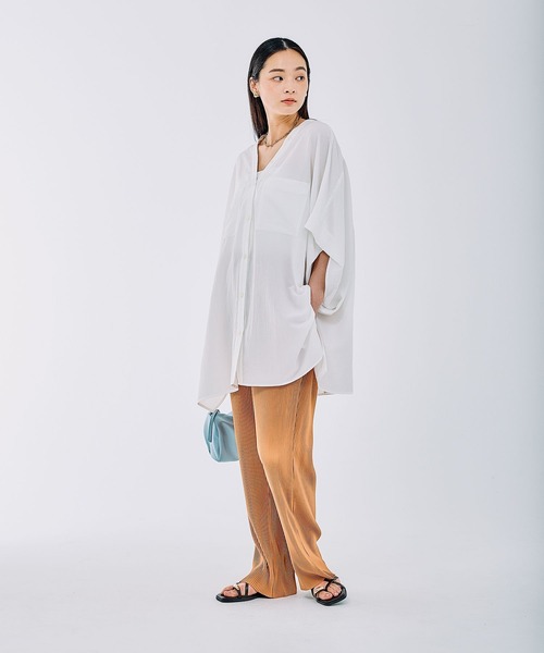 LEPSIM(レプシィム)の「VネックBIGシャツチュニックSS2 2497045(チュニック・レディース・チャコールグレー/オフホワイト/ミント/ライトパープル/グレイッシュベージュ・FREE)」の7枚目の写真