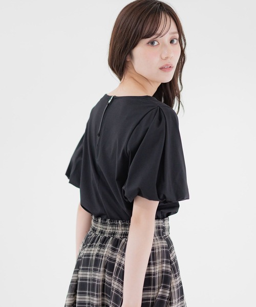 Andemiu(アンデミュウ)の「【接触冷感・吸水速乾・UVカット・抗菌消臭】ソデバルーンプルオーバー578699(Tシャツ/カットソー・レディース・ブラック/オフホワイト/モカ・FREE)」の2枚目の写真