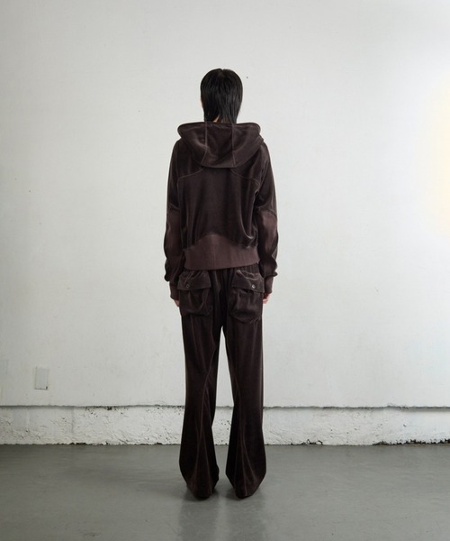 NVRFRGT(ネヴァーフォーゲット)の「VELOUR ZIP UP HOODIE(パーカー・メンズ・ブラウン/グレー・1/2)」の9枚目の写真