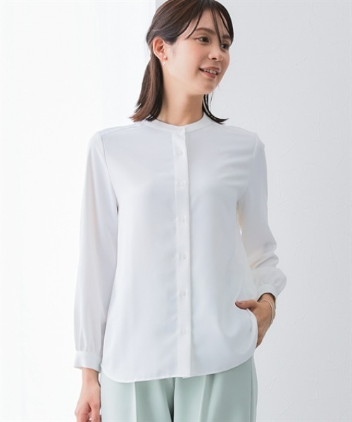 7days Life Styling(セブンデイズライフスタイリング)の「ストレッチパウダーサテンバンドカラーシャツ(しわになりにくい・速乾・洗濯機OK・UVカット)<大きいサイズ有>(シャツ/ブラウス・レディース・グレイッシュベージュ/オフホワイト・3L/LL/L/M/S)」の1枚目の写真