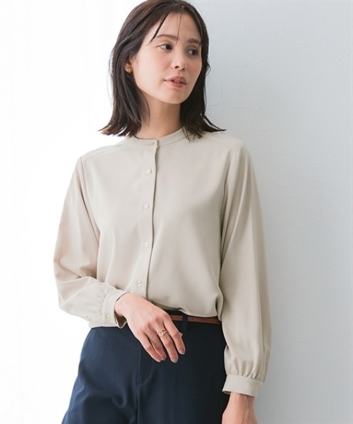 7days Life Styling(セブンデイズライフスタイリング)の「ストレッチパウダーサテンバンドカラーシャツ(しわになりにくい・速乾・洗濯機OK・UVカット)<大きいサイズ有>(シャツ/ブラウス・レディース・グレイッシュベージュ/オフホワイト・3L/LL/L/M/S)」の2枚目の写真