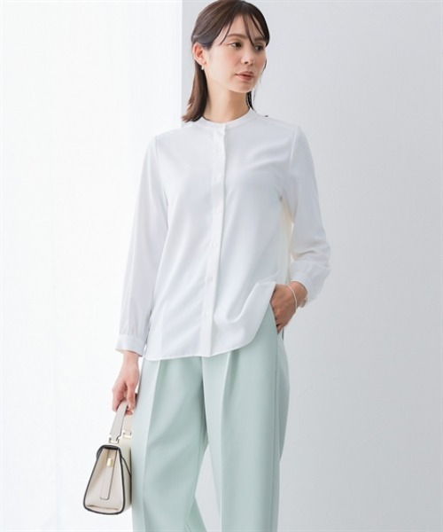 7days Life Styling(セブンデイズライフスタイリング)の「ストレッチパウダーサテンバンドカラーシャツ(しわになりにくい・速乾・洗濯機OK・UVカット)<大きいサイズ有>(シャツ/ブラウス・レディース・グレイッシュベージュ/オフホワイト・3L/LL/L/M/S)」の3枚目の写真