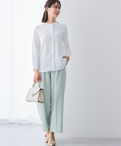 7days Life Styling(セブンデイズライフスタイリング)の「ストレッチパウダーサテンバンドカラーシャツ(しわになりにくい・速乾・洗濯機OK・UVカット)<大きいサイズ有>(シャツ/ブラウス・レディース・グレイッシュベージュ/オフホワイト・3L/LL/L/M/S)」の4枚目の写真