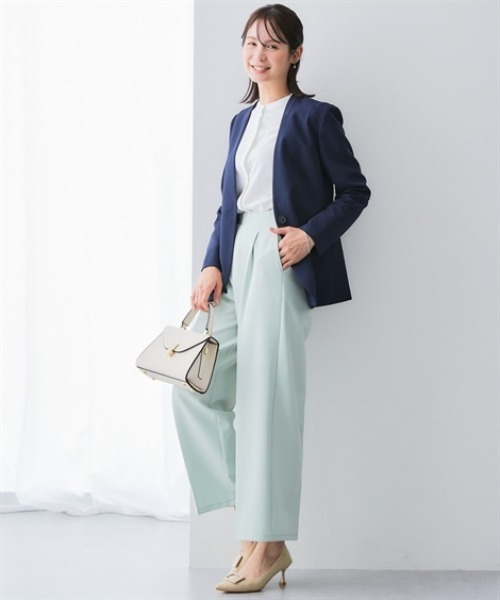 7days Life Styling(セブンデイズライフスタイリング)の「ストレッチパウダーサテンバンドカラーシャツ(しわになりにくい・速乾・洗濯機OK・UVカット)<大きいサイズ有>(シャツ/ブラウス・レディース・グレイッシュベージュ/オフホワイト・3L/LL/L/M/S)」の5枚目の写真