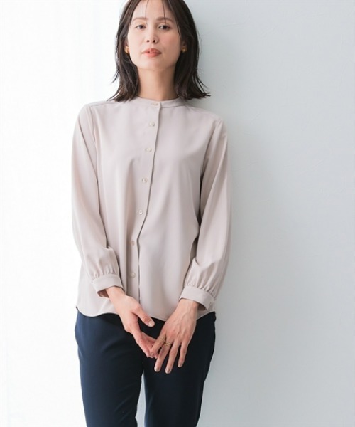 7days Life Styling(セブンデイズライフスタイリング)の「ストレッチパウダーサテンバンドカラーシャツ(しわになりにくい・速乾・洗濯機OK・UVカット)<大きいサイズ有>(シャツ/ブラウス・レディース・グレイッシュベージュ/オフホワイト・3L/LL/L/M/S)」の6枚目の写真