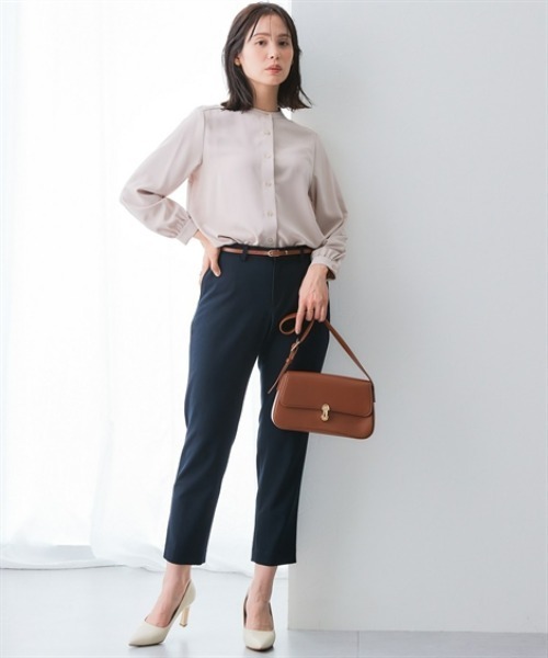 7days Life Styling(セブンデイズライフスタイリング)の「ストレッチパウダーサテンバンドカラーシャツ(しわになりにくい・速乾・洗濯機OK・UVカット)<大きいサイズ有>(シャツ/ブラウス・レディース・グレイッシュベージュ/オフホワイト・3L/LL/L/M/S)」の7枚目の写真