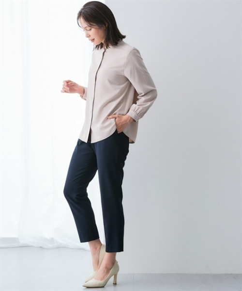 7days Life Styling(セブンデイズライフスタイリング)の「ストレッチパウダーサテンバンドカラーシャツ(しわになりにくい・速乾・洗濯機OK・UVカット)<大きいサイズ有>(シャツ/ブラウス・レディース・グレイッシュベージュ/オフホワイト・3L/LL/L/M/S)」の8枚目の写真