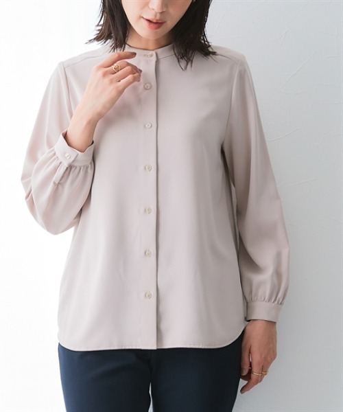 7days Life Styling(セブンデイズライフスタイリング)の「ストレッチパウダーサテンバンドカラーシャツ(しわになりにくい・速乾・洗濯機OK・UVカット)<大きいサイズ有>(シャツ/ブラウス・レディース・グレイッシュベージュ/オフホワイト・3L/LL/L/M/S)」の9枚目の写真