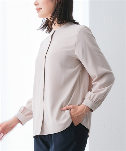 7days Life Styling(セブンデイズライフスタイリング)の「ストレッチパウダーサテンバンドカラーシャツ(しわになりにくい・速乾・洗濯機OK・UVカット)<大きいサイズ有>(シャツ/ブラウス・レディース・グレイッシュベージュ/オフホワイト・3L/LL/L/M/S)」の10枚目の写真