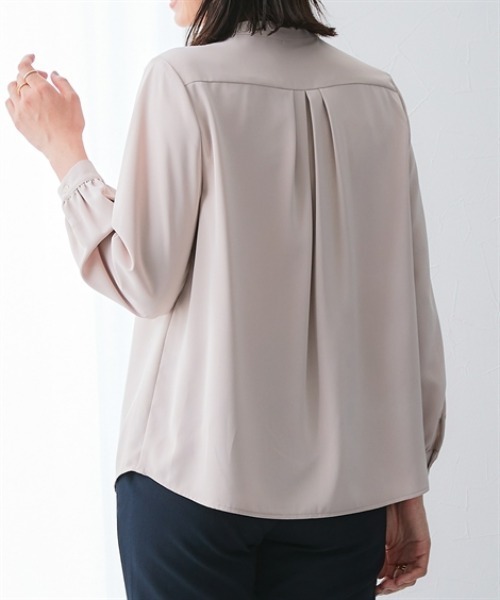 7days Life Styling(セブンデイズライフスタイリング)の「ストレッチパウダーサテンバンドカラーシャツ(しわになりにくい・速乾・洗濯機OK・UVカット)<大きいサイズ有>(シャツ/ブラウス・レディース・グレイッシュベージュ/オフホワイト・3L/LL/L/M/S)」の11枚目の写真