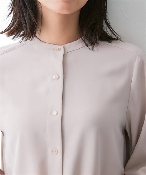 7days Life Styling(セブンデイズライフスタイリング)の「ストレッチパウダーサテンバンドカラーシャツ(しわになりにくい・速乾・洗濯機OK・UVカット)<大きいサイズ有>(シャツ/ブラウス・レディース・グレイッシュベージュ/オフホワイト・3L/LL/L/M/S)」の12枚目の写真