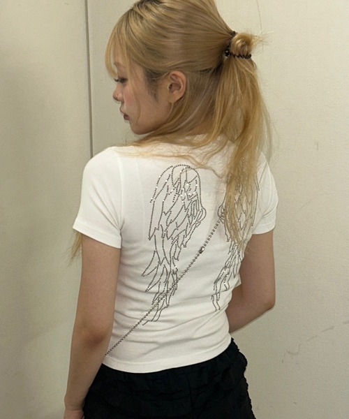 .KOM(ドットコム)の「A'GEM/9 × .kom 『.KOM/ドットケーオーエム』 ラインストーン フェザー半袖Tシャツ(Tシャツ/カットソー・レディース・アイボリー/ブラック・FREE)」の2枚目の写真