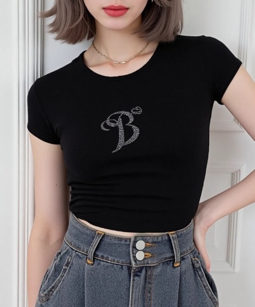 .KOM(ドットコム)の「A'GEM/9 × .kom 『.KOM/ドットケーオーエム』 ラインストーン フェザー半袖Tシャツ(Tシャツ/カットソー・レディース・アイボリー/ブラック・FREE)」の19枚目の写真