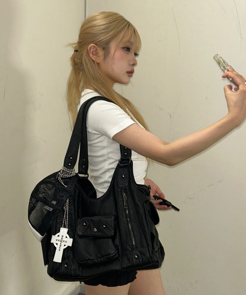.KOM(ドットコム)の「A'GEM/9 × .kom 『.KOM/ドットケーオーエム』 ラインストーン フェザー半袖Tシャツ(Tシャツ/カットソー・レディース・アイボリー/ブラック・FREE)」の4枚目の写真