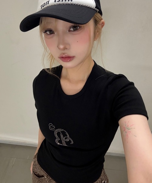 .KOM(ドットコム)の「A'GEM/9 × .kom 『.KOM/ドットケーオーエム』 ラインストーン フェザー半袖Tシャツ(Tシャツ/カットソー・レディース・アイボリー/ブラック・FREE)」の6枚目の写真