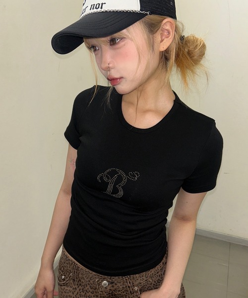 .KOM(ドットコム)の「A'GEM/9 × .kom 『.KOM/ドットケーオーエム』 ラインストーン フェザー半袖Tシャツ(Tシャツ/カットソー・レディース・アイボリー/ブラック・FREE)」の7枚目の写真