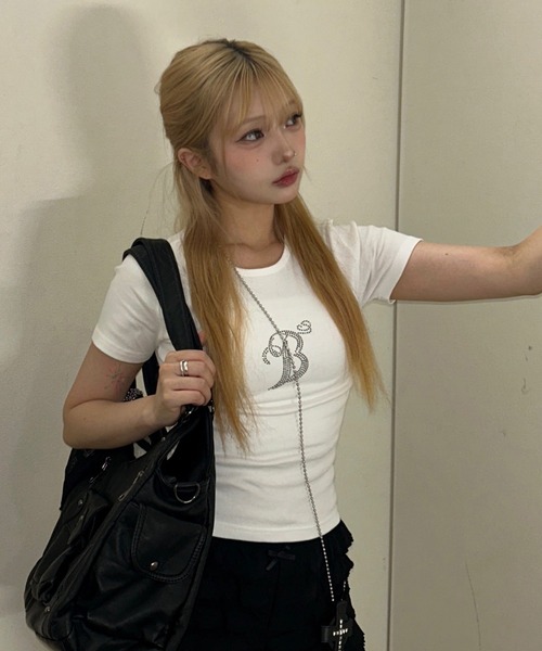 .KOM(ドットコム)の「A'GEM/9 × .kom 『.KOM/ドットケーオーエム』 ラインストーン フェザー半袖Tシャツ(Tシャツ/カットソー・レディース・アイボリー/ブラック・FREE)」の3枚目の写真