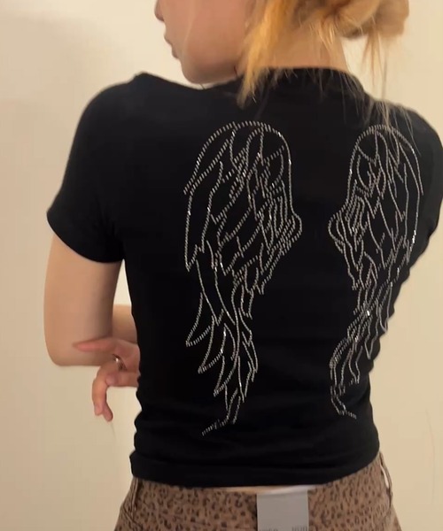 .KOM(ドットコム)の「A'GEM/9 × .kom 『.KOM/ドットケーオーエム』 ラインストーン フェザー半袖Tシャツ(Tシャツ/カットソー・レディース・アイボリー/ブラック・FREE)」の9枚目の写真