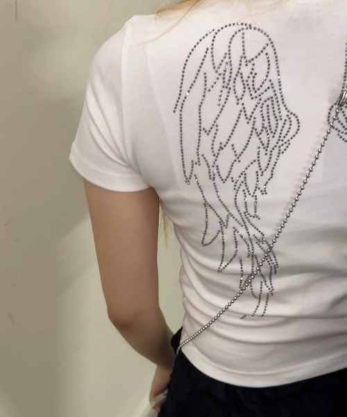 .KOM(ドットコム)の「A'GEM/9 × .kom 『.KOM/ドットケーオーエム』 ラインストーン フェザー半袖Tシャツ(Tシャツ/カットソー・レディース・アイボリー/ブラック・FREE)」の5枚目の写真